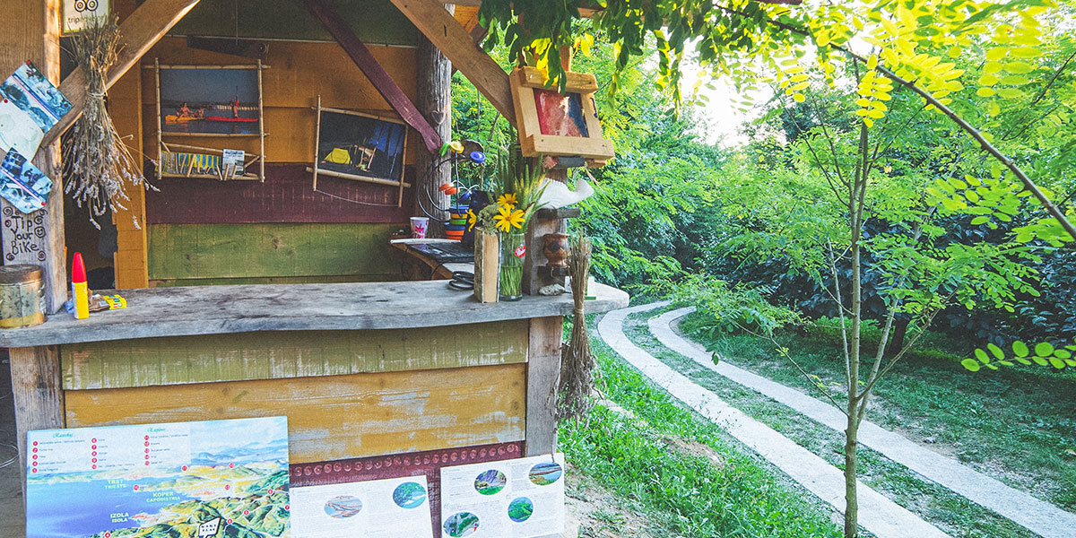 Kaki plac družinski kamp
