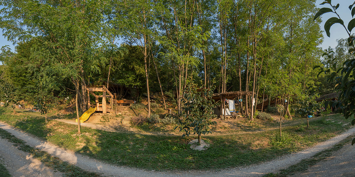 Kaki plac družinski kamp