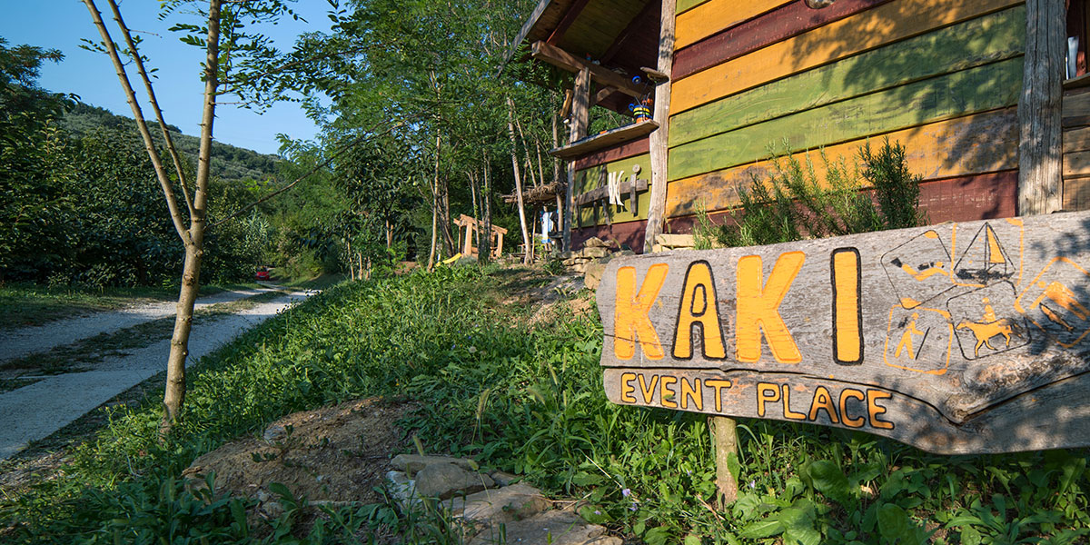 Kaki plac družinski kamp